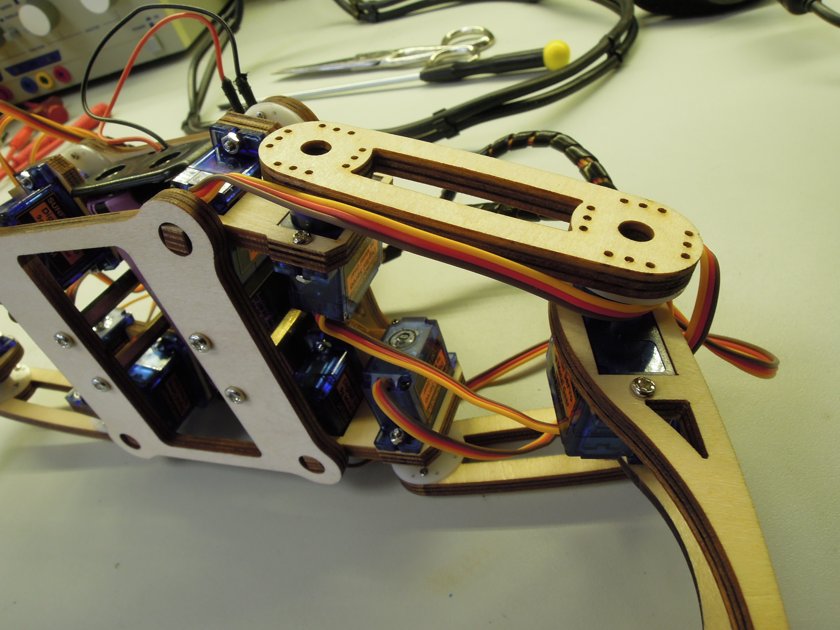 sunfounder crawling quadruped robot kit for arduino