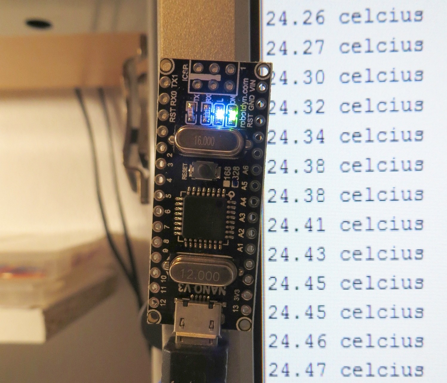 Arduino Nano thermometer takes room temperature